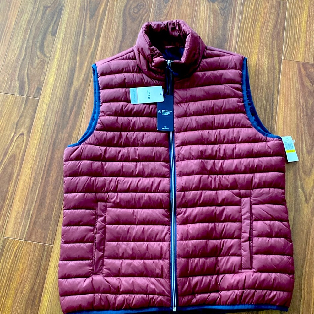 IZOD men’s medium size new wind resistant Advantage dark red with tags
